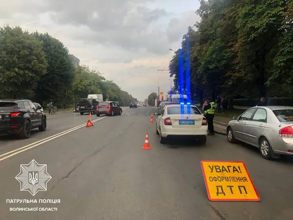 У Луцьку водійка виїхала на «зустрічку» і в'їхала у Nissan (фото, відео)