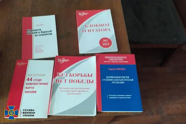 Георгіївські стрічки, партквитки, транспаранти: у Рівному «розцвів» осередок комуністів (фото, відео)