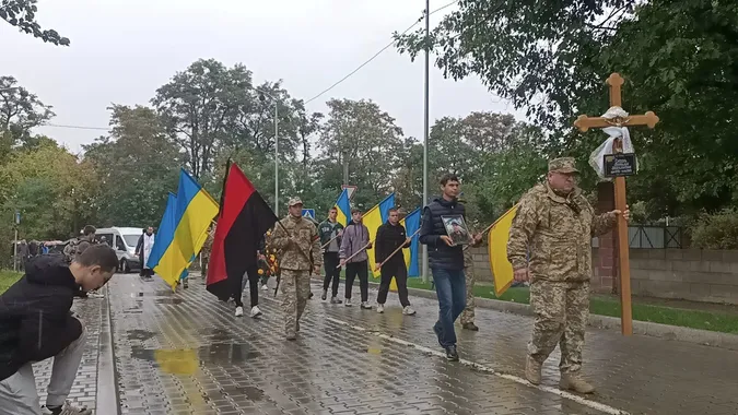 Понад рік вважався зниклим безвісти: у Підгайцях попрощалися з воїном Віталієм Сюрхою (фото)