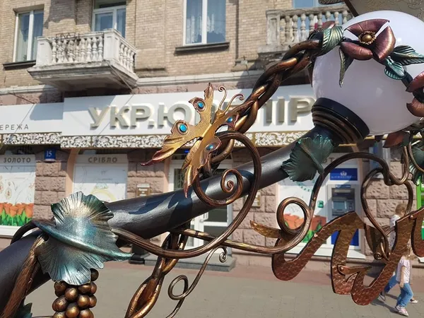 У Луцьку лавку «закоханих ліхтарів» повернули на місце (фото)