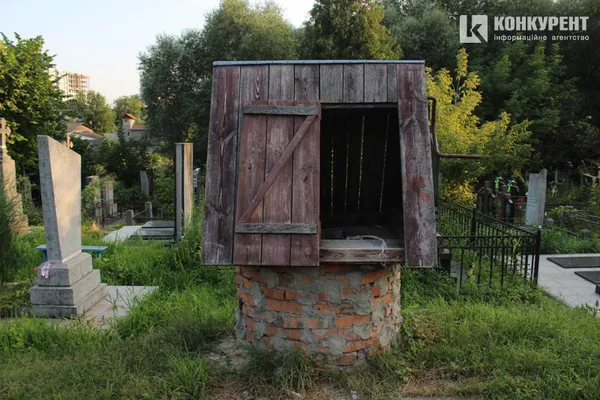 Пальма, криниця і «могила хом'яка»: (не)містична прогулянка луцьким цвинтарем (фото)