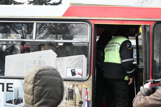 Безквиткові пасажири: в Луцьку «на полювання» вийшли працівники Укртрансбезпеки (фото)