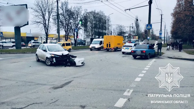 У Луцьку – ДТП на повороті: водій Renault не пропустив ВАЗ