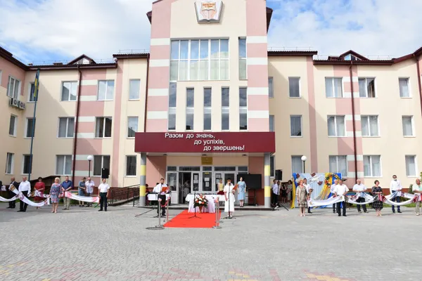 Випускникам луцьких шкіл вручили золоті та срібні медалі (фото)
