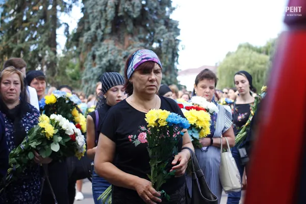 Плакали навіть чоловіки: Луцьк провів у останню путь воїна Михайла Дарчича (фото, відео)