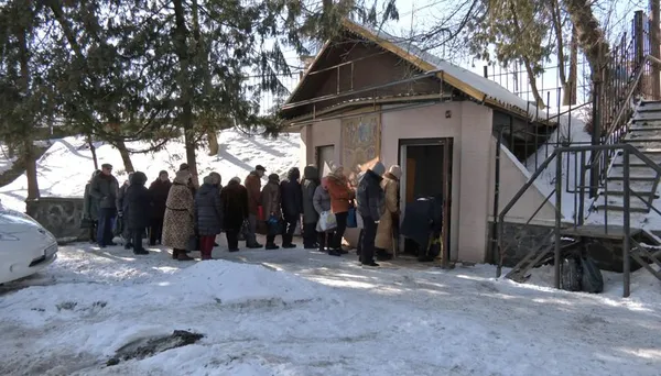 Продуктів не вистачає: як працює благодійна їдальня у підземеллі в центрі Луцька (відео)