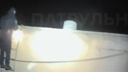 У Луцьку чоловік ледь не стрибнув із даху: патрульні встигли в останню мить (відео)