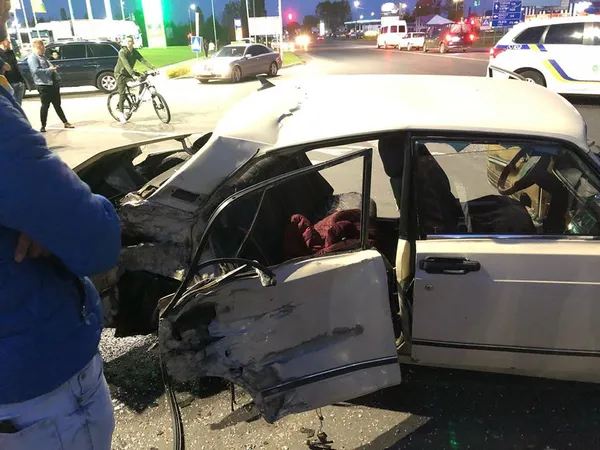 Відлетіло колесо: у Ковелі мотоцикліст влетів у «жигулі» (фото)