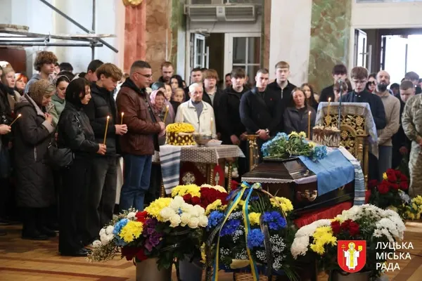 Покинув університет, аби захищати Україну: у Луцьку попрощалися з 19-річним Денисом Бойченком (фото)