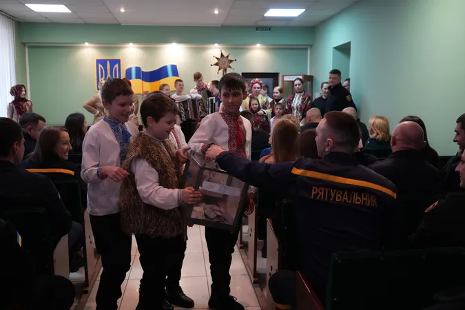 Як талановиті дітки колядували для волинських рятувальників (фото)
