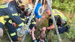 Патрульні показали, як у Луцьку підлітка з колекторного колодяза витягали (відео)