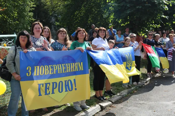«Вареники наліплені, борщ зваримо»: на Волині зустріли звільненого з полону бійця (фото)