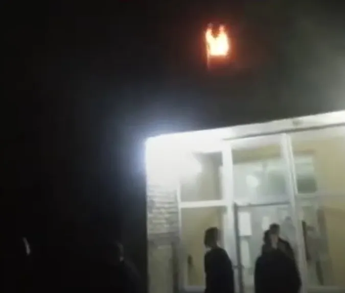 Показали відеозапис з місця пожежі в гуртожитку на Волині (відео)