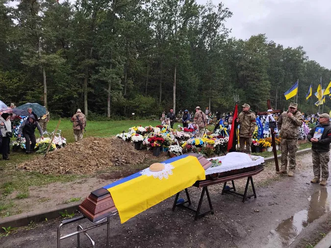 У Луцькому районі попрощалися із сержантом Віктором Мельничуком (фото)