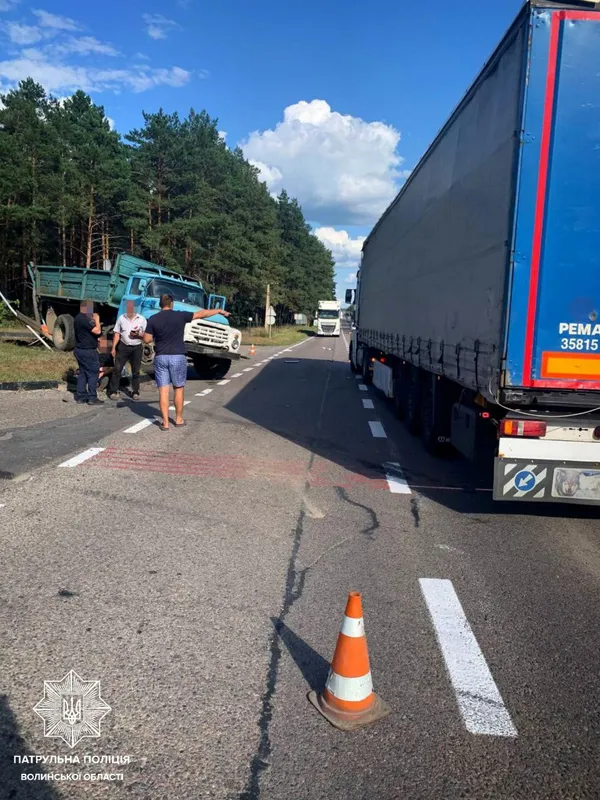Пасажир вилетів з кабіни: повідомили деталі аварії за участі фури та вантажівки (фото)
