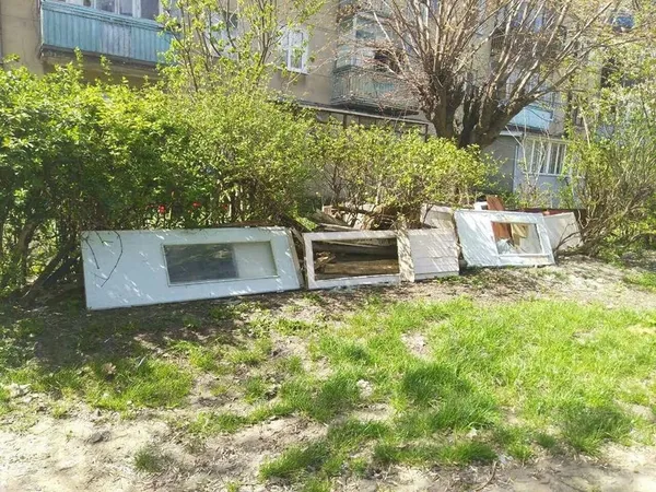 У луцьких дворах знесли страшнющі паркани (фото)