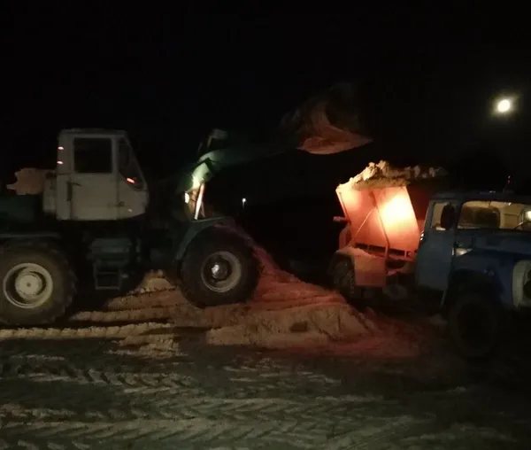 Ожеледиця: волинські дороги чистили 17 одиниць техніки (фото)