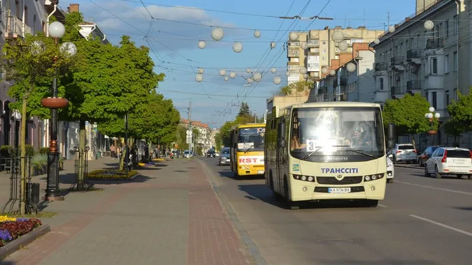 В одних прохолода, в інших – душогубка: чому не у всіх автобусах Луцька працюють кондиціонери
