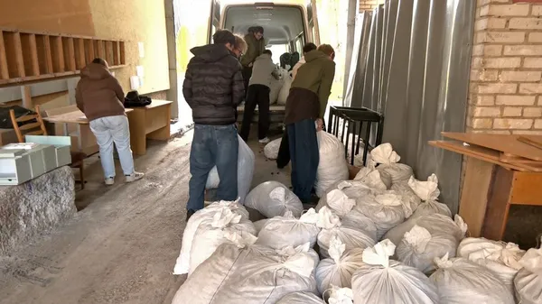 Каштани, які школярі вантажать в автівку