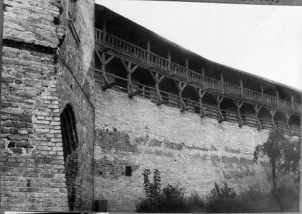 Яким був Луцький замок у 80-х роках минулого століття: чорно-білі фото