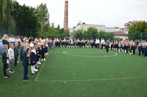 Квіти, вітання та першачки: у луцькій школі №9 пролунав перший дзвоник (фото)