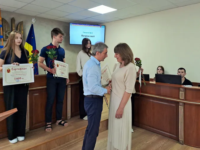 Троє учнів із Ковеля отримали максимальні 400 балів на НМТ: їх нагородили грошовими сертифікатами (фото)