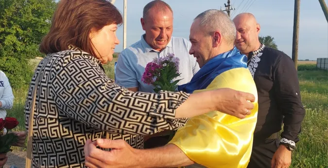 Усмішки крізь сльози: на Волинь з полону повернувся Леонід Карига (фото)