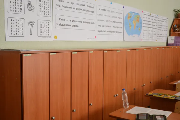 Діти мають окремі шафи для своїх речей