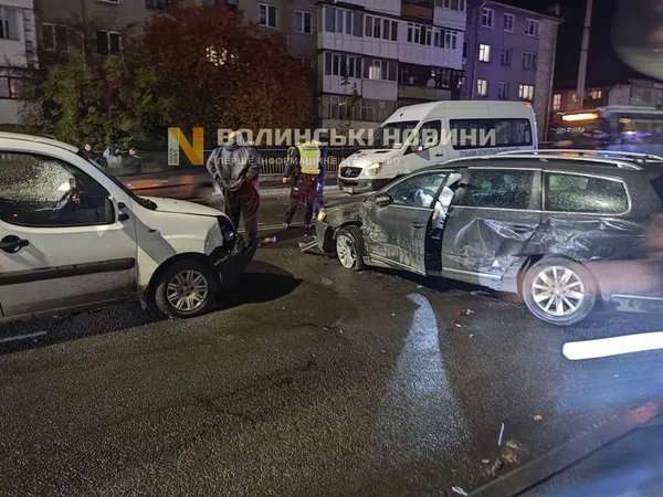 Зіткнулися 7 автівок: повідомили деталі маштабної автотрощі у Луцьку