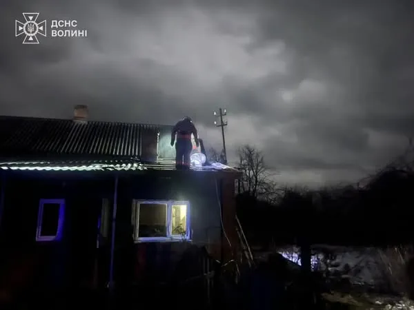 Через димар і замикання електромережі: на Волині сталися три пожежі в житлових будинках (фото)