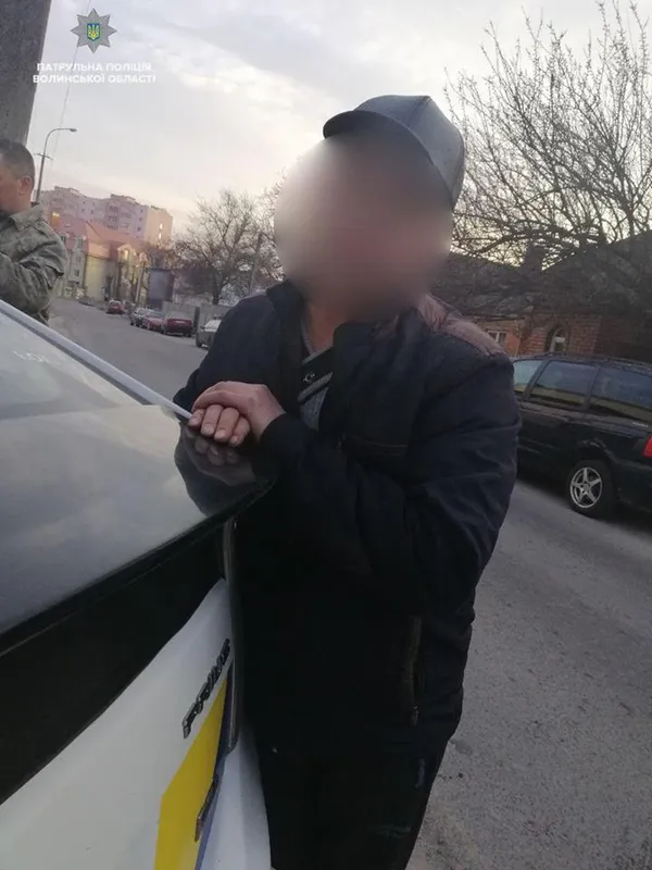 У Луцьку п’яний водій «Рено» влетів у припарковене авто (фото)
