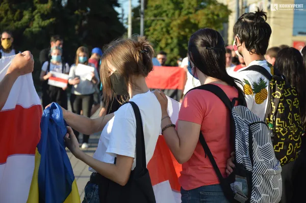 «Жыве Беларусь»: лучани вийшли на Театральний майдан, аби підтримати сусідній народ (відео)