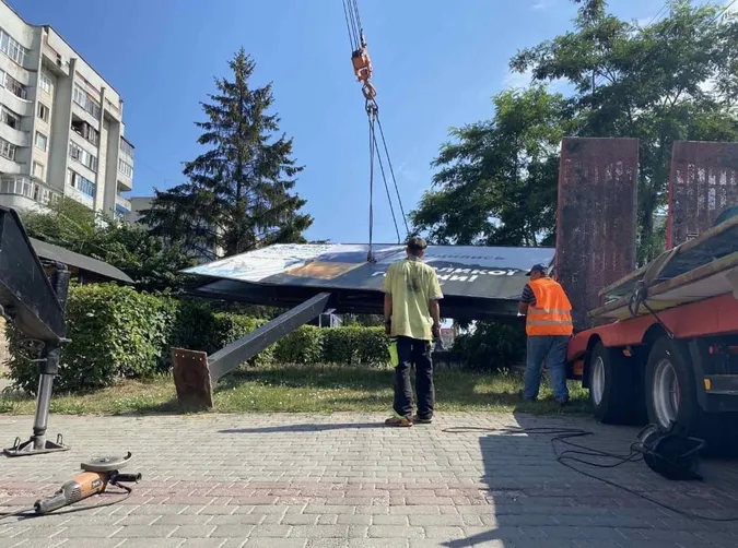 У Луцьку чистять від «візуального сміття» проспект Соборності (фото, відео)