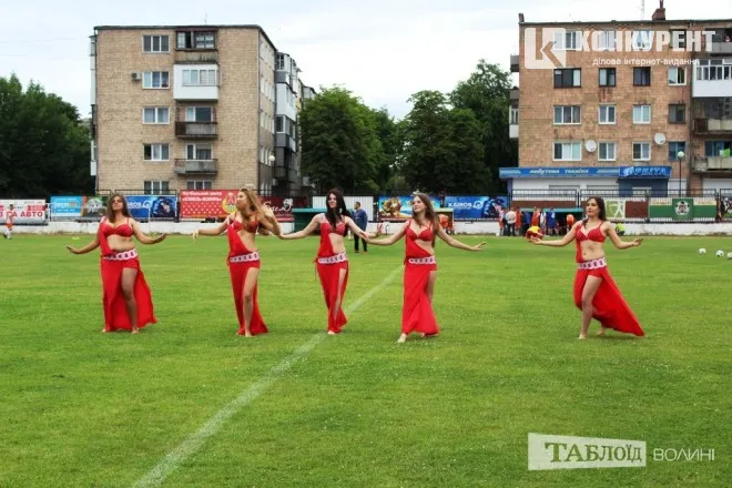 Не менш видовищне шоу влаштували і місцеві танцівниці