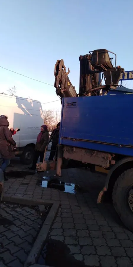 Демонтували перші незаконні МАФи біля Центрального ринку (фото)