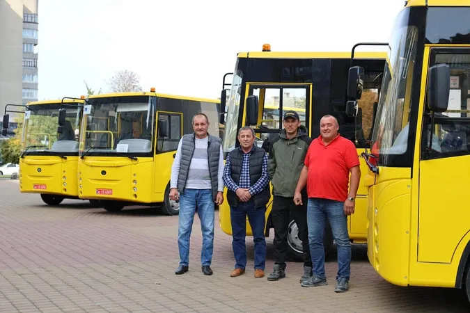 Громадам Волині передали чергову партію нових шкільних автобусів (фото)