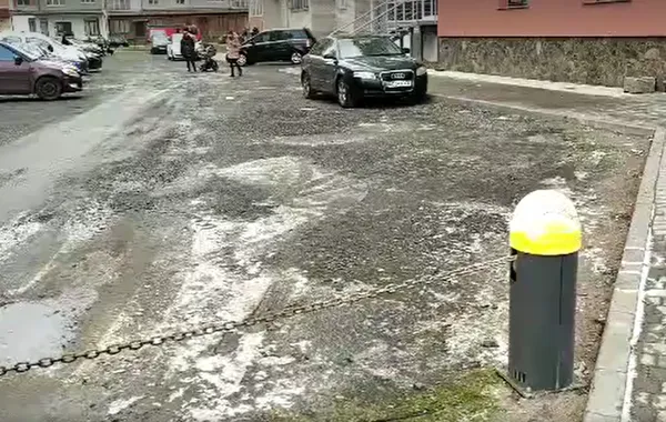 У Луцьку – пожежа в багатоповерхівці: обмежувачі руху перекрили доїзд рятувальникам (відео, оновлено)