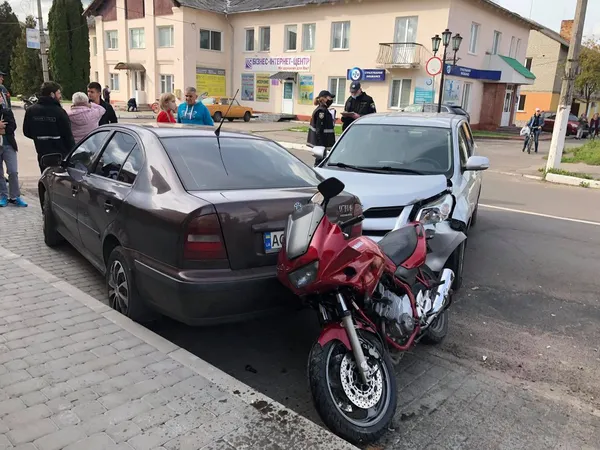 У Нововолинську водійка Тойоти наїхала на мотоцикліста