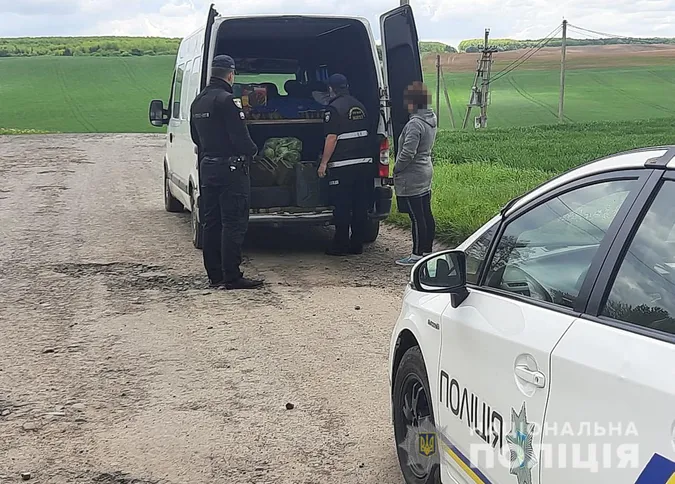 На Волині затримали бус зі спиртом в коробках (фото)