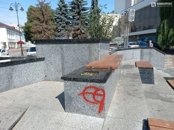 Навколо нового фонтану в центрі Луцька висохла зелень (фото)