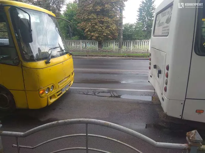 У Луцьку на Перемоги – затор: зіткнулися дві маршрутки (фото)