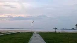 Світязь відступає: гойдалка, яка ще недавно стояла у воді, опинилася на сухому піску