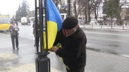 Збирає гроші на ЗСУ: пенсіонер приїздить до Луцька грати на баяні та співати на зупинках (відео)
