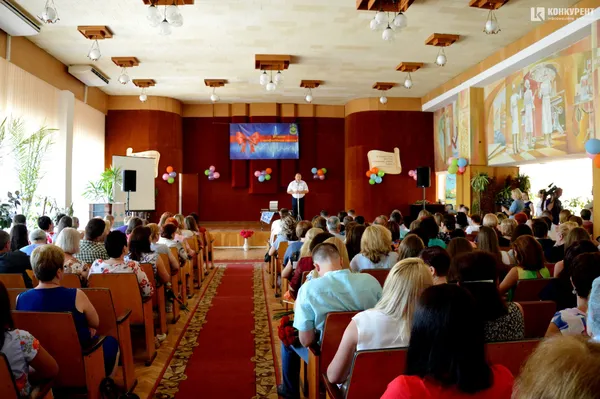 Луцькі медики отримали подарунки від Покровського з нагоди професійного свята (фото)