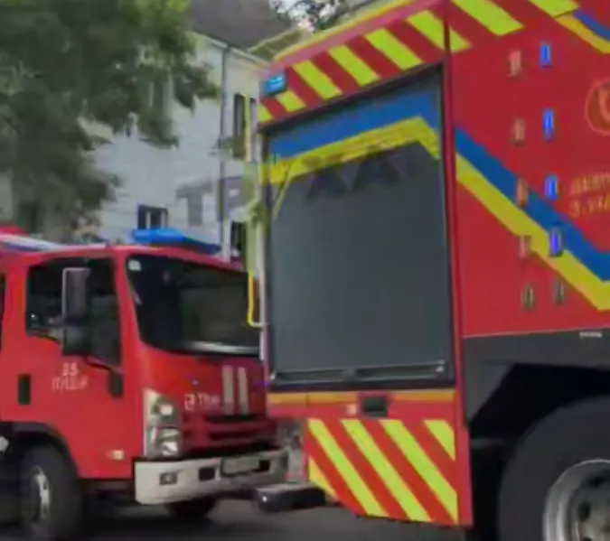Ранковий переполох у центрі Луцька: на Винниченка приїхали вогнеборці, медики і поліція (відео)