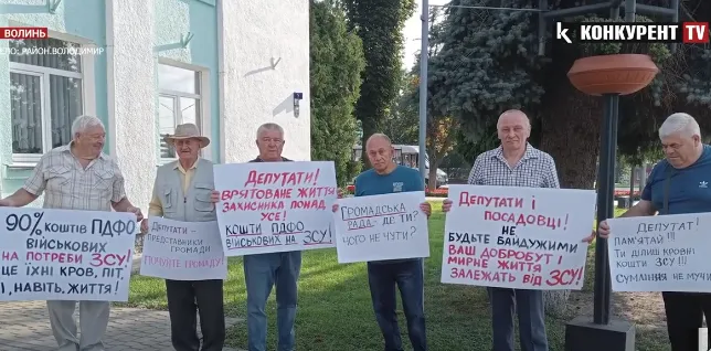 У Володимирі чоловіків, які прийшли під міськраду з плакатами, розігнала поліція (відео)