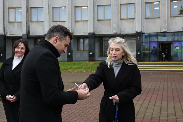 «Автобуси для нас надзвичайно необхідні»: громади на Волині отримали шкільний транспорт (фото)