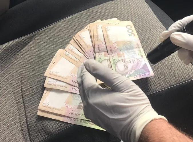 Вимагав «данину»: працівника Держпродспоживслужби на Волині взяли на хабарі