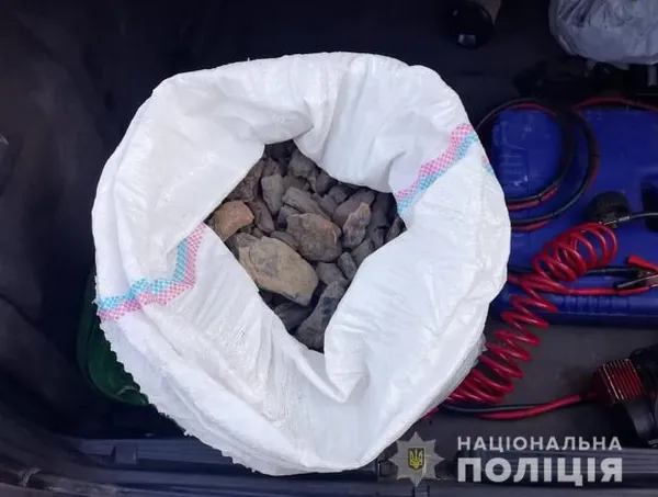 Порушив ПДР: на Волині в багажнику «бехи» випадково знайшли бурштин (фото)