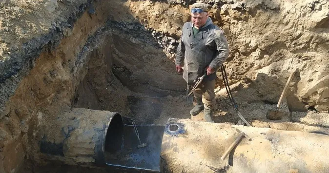 У Луцьку ремонтують водогін діаметром понад пів метра (фото)